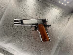 Pistolet Norinco 1911 kaliber .45 ACP, replika Colta 1911, wykonany ze stali, z chromowaną lufą.