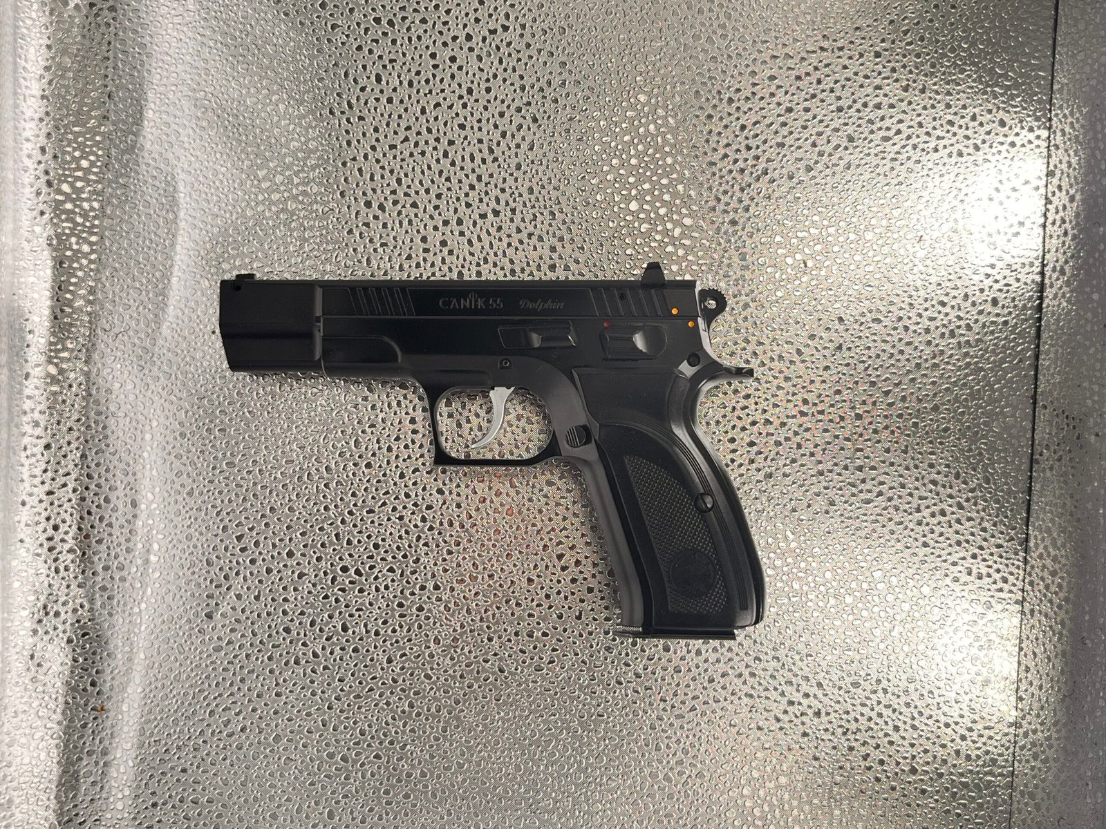 Pistolet Canik Dolphin kaliber 9x19 mm, turecka replika CZ 75, wykonany ze stali z oksydowanym wykończeniem.