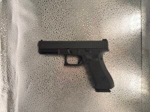 Pistolet Glock 17 Gen 4 kaliber 9x19 mm, polimerowy szkielet, stalowy zamek, w idealnym stanie.
