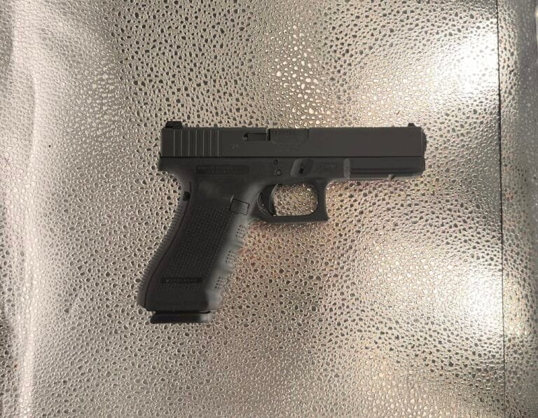 Glock 17 Gen 4 z pudełkiem | 9x19 mm | Stan idealny z pudełkiem — zdjęcie 2 z 3