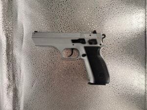 Pistolet Canik Shark kaliber 9 mm, inspirowany CZ 75, w stalowej konstrukcji i idealnym stanie z pudełkiem.