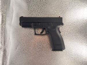 Pistolet Springfield XD9 kaliber 9x19 mm z polimerowym szkieletem i stalowym zamkiem w bardzo dobrym stanie.