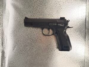 Pistolet Tanfoglio EA9 kaliber 9x19 mm, stalowa konstrukcja z czarnym oksydowaniem, w bardzo dobrym stanie.