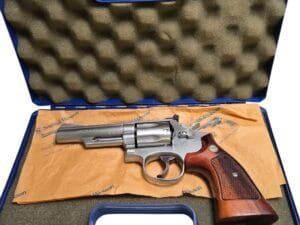 Zdjęcie Smith & Wesson Model 66-2, rewolwer wykonany ze stali nierdzewnej, z drewnianymi okładzinami i oryginalnym pudełkiem.