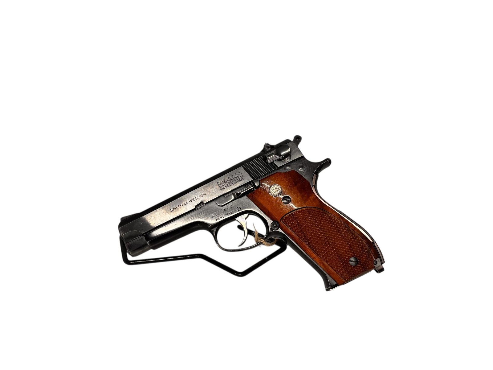 Smith & Wesson Model 39-2, pistolet z oksydą, oryginalne drewniane okładziny, dobry stan.