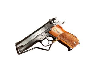 Używany pistolet Smith & Wesson 39-2 w bardzo dobrym stanie, z drewnianymi okładzinami.