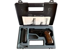 Pistolet Beretta 81BB w kalibrze 7.65 Browning w bardzo dobrym stanie, widoczny kompletny zestaw.
