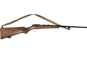 Karabin Anschutz kaliber .22 LR z osadą z orzecha włoskiego i pasem do noszenia​