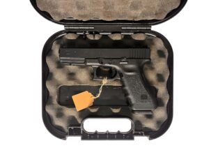 Kup pistolet Glock 17 Gen 3 kal. 9x19 mm – niezawodny i sprawdzony model w bardzo dobrym stanie technicznym. Oryginalne pudełko w zestawie. Sprawdź dostępność w Borowej, niedaleko Lublina i Warszawy!