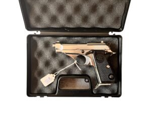Pistolet Beretta 70 Inox w kalibrze 7,65mm Browning, widoczny zamek ze stali nierdzewnej.