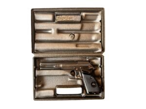 Używany pistolet tarczowy Beretta 76 kaliber .22 LR w stanie średnim.