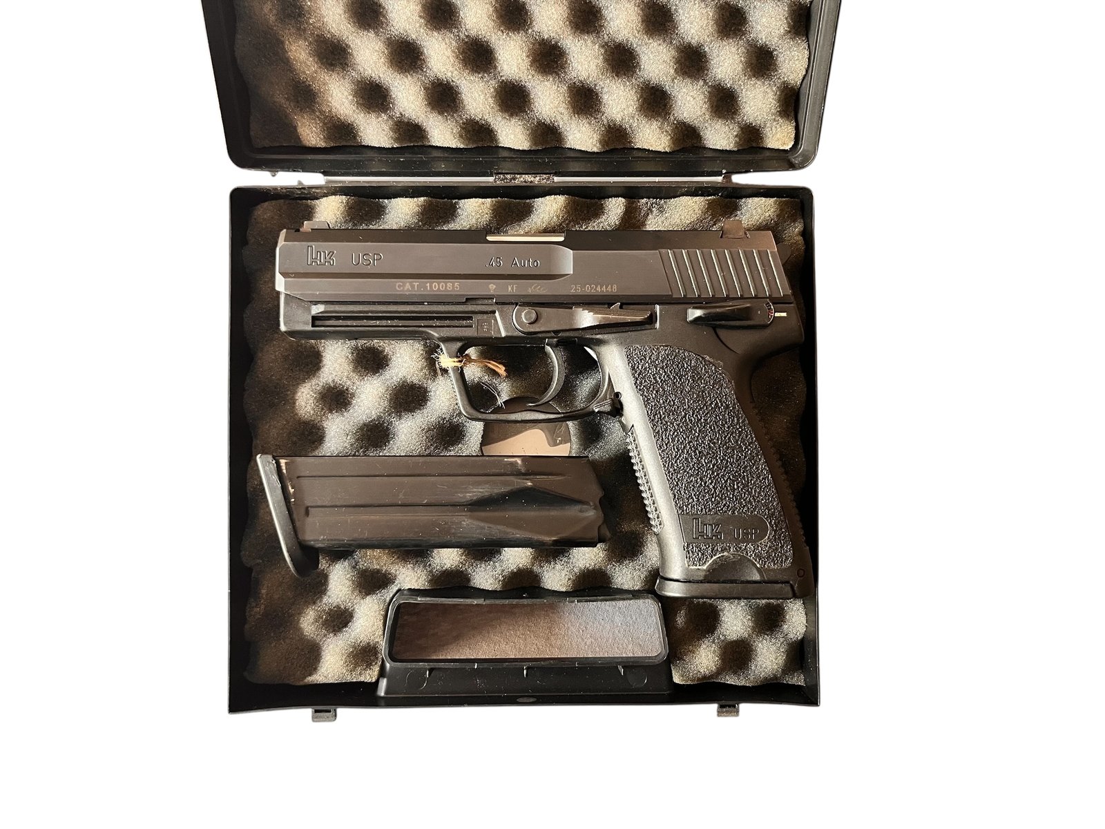 Pistolet Heckler & Koch USP w kalibrze .45 Auto.