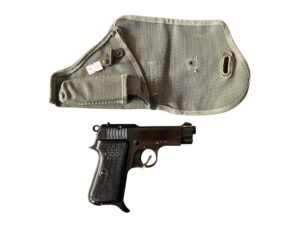 Pistolet Beretta 35 z okresu II Wojny Światowej z kaburą i magazynkiem.