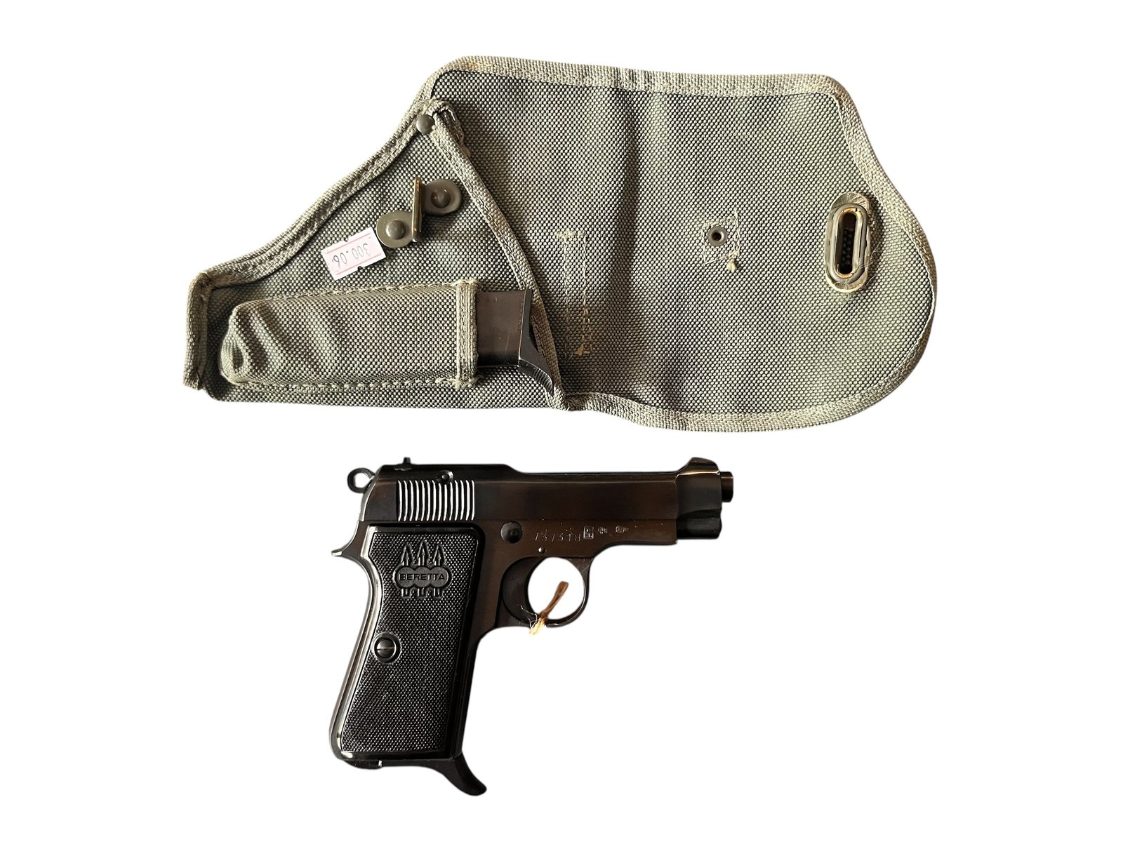 Pistolet Beretta 35 z okresu II Wojny Światowej z kaburą i magazynkiem.