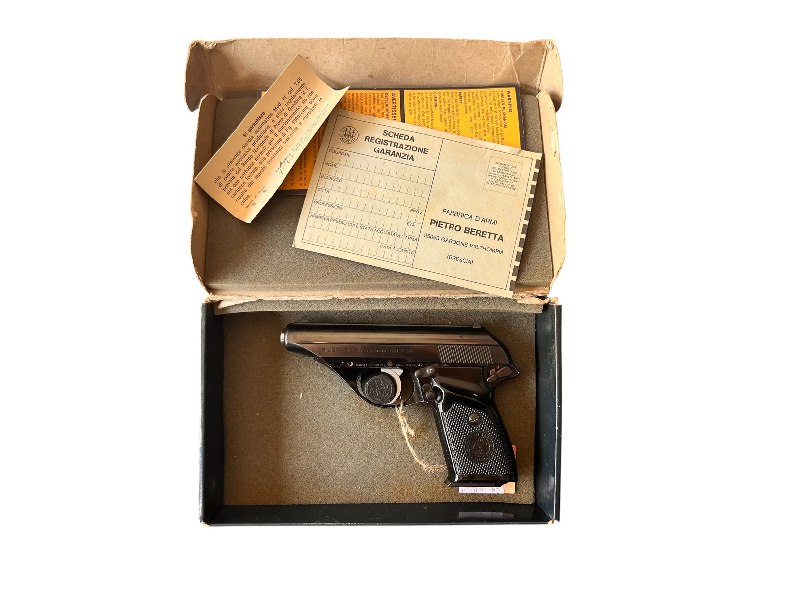 Pistolet Beretta 90 Roma kaliber 7,65 Browning, z charakterystycznym futurystycznym designem.