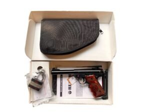 Pistolet Ruger MARK III Target kaliber .22 LR z eleganckimi drewnianymi okładzinami.