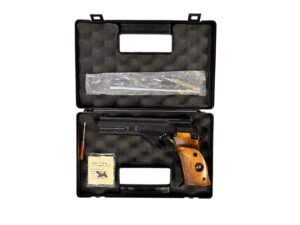 Pistolet sportowy Beretta 76 z drewnianymi okładzinami.