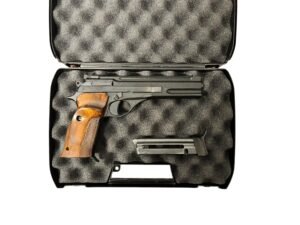 Pistolet sportowy Beretta 76 z drewnianymi okładzinami.