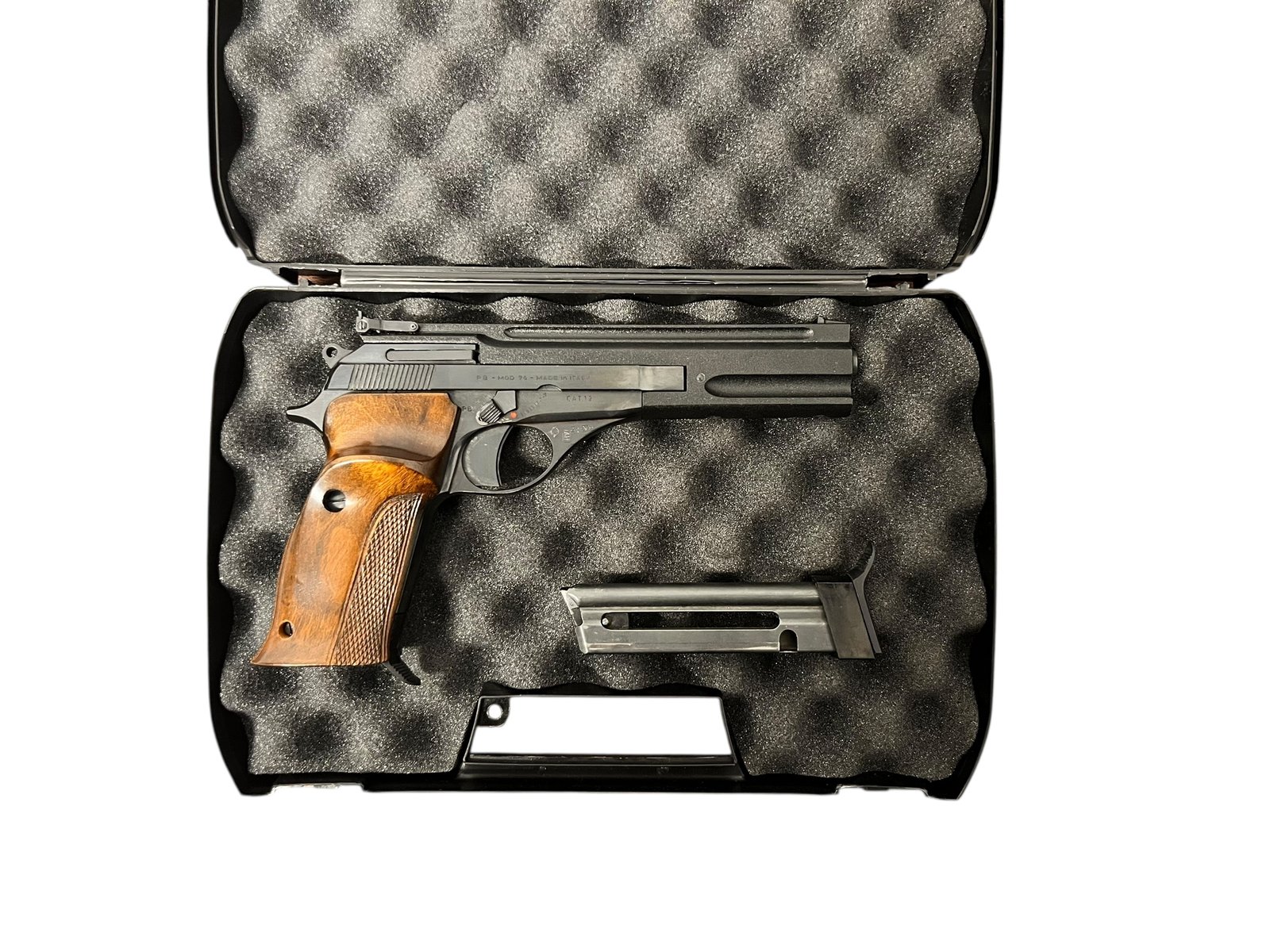 Pistolet sportowy Beretta 76 z drewnianymi okładzinami.