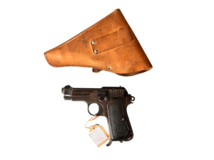 Włoski pistolet Beretta 35 z 1952 roku, z kaburą.