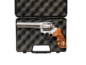 Rewolwer Ruger GP100 Inox z drewnianymi okładzinami.