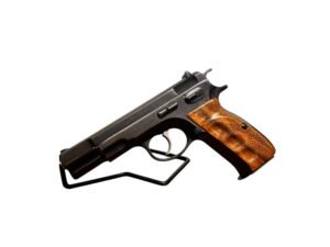 Pistolet CZ 75 Made in Czechoslovakia z drewnianymi okładzinami.