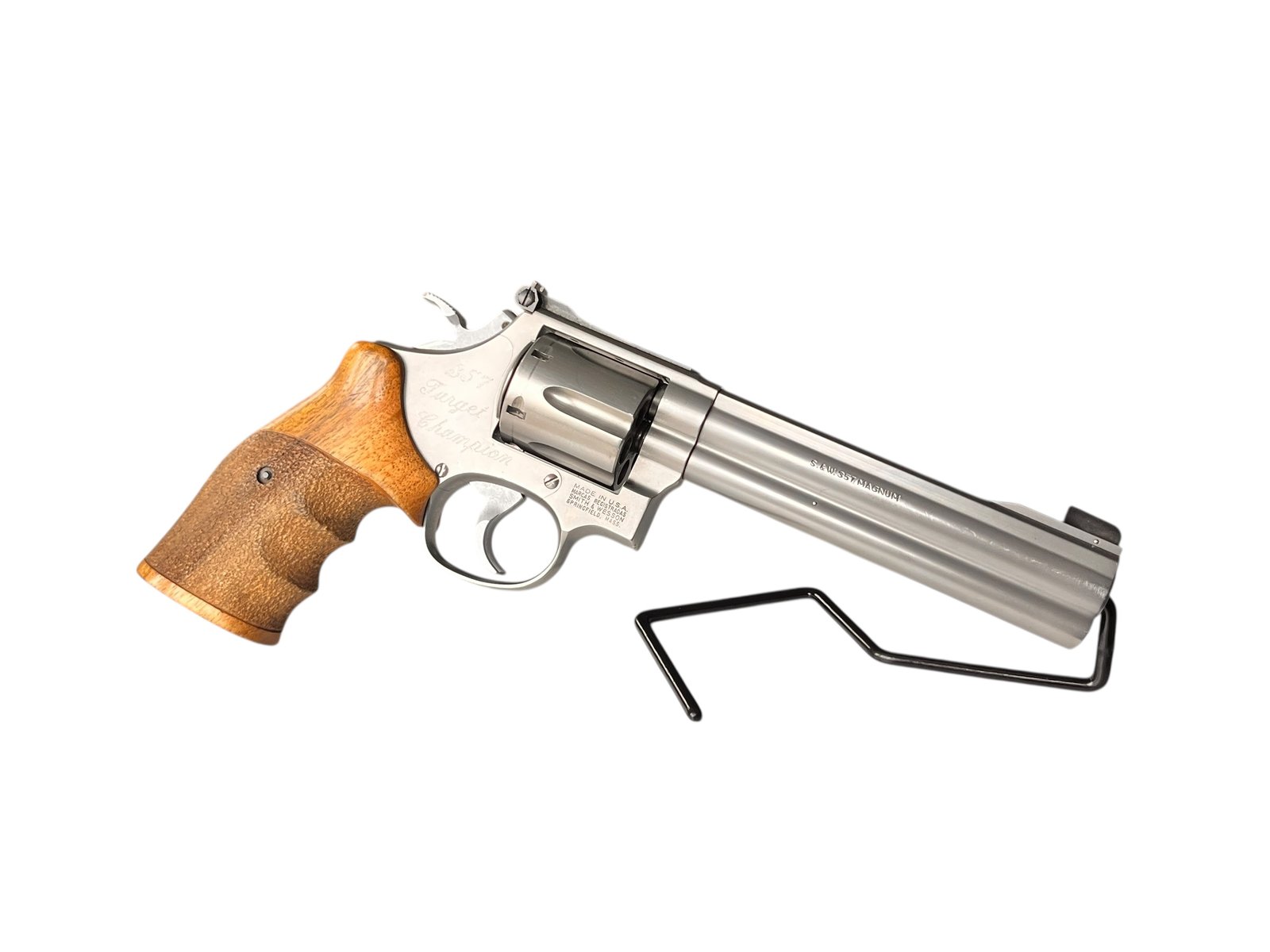 Rewolwer Smith & Wesson 686-4 Target Champion z drewnianymi okładzinami.