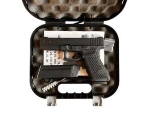 Pistolet Glock 21 z profesjonalnym stipplingiem i światłowodowymi przyrządami celowniczymi.