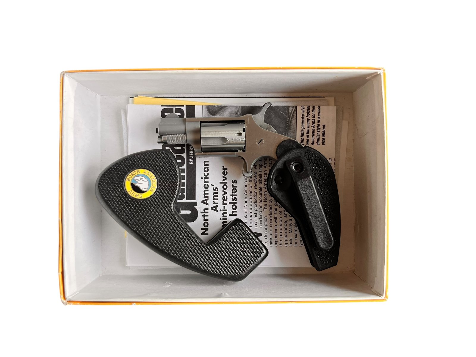 Mini rewolwer North American Arms Inox w kompletnym kolekcjonerskim zestawie z pudełkiem i dodatkowymi okładzinami.