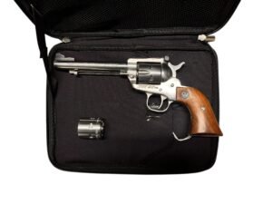 Rewolwer Ruger New Model Single Six Inox z dwoma bębnami.