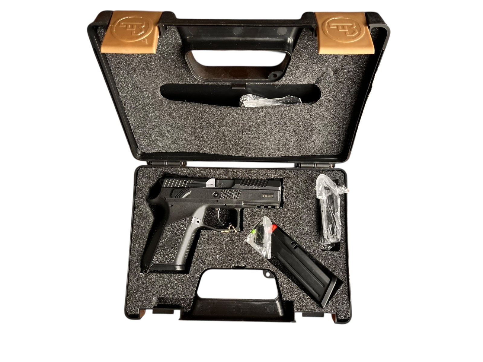 Używany pistolet CZ P-07 w kalibrze 9x19 mm z dodatkami.