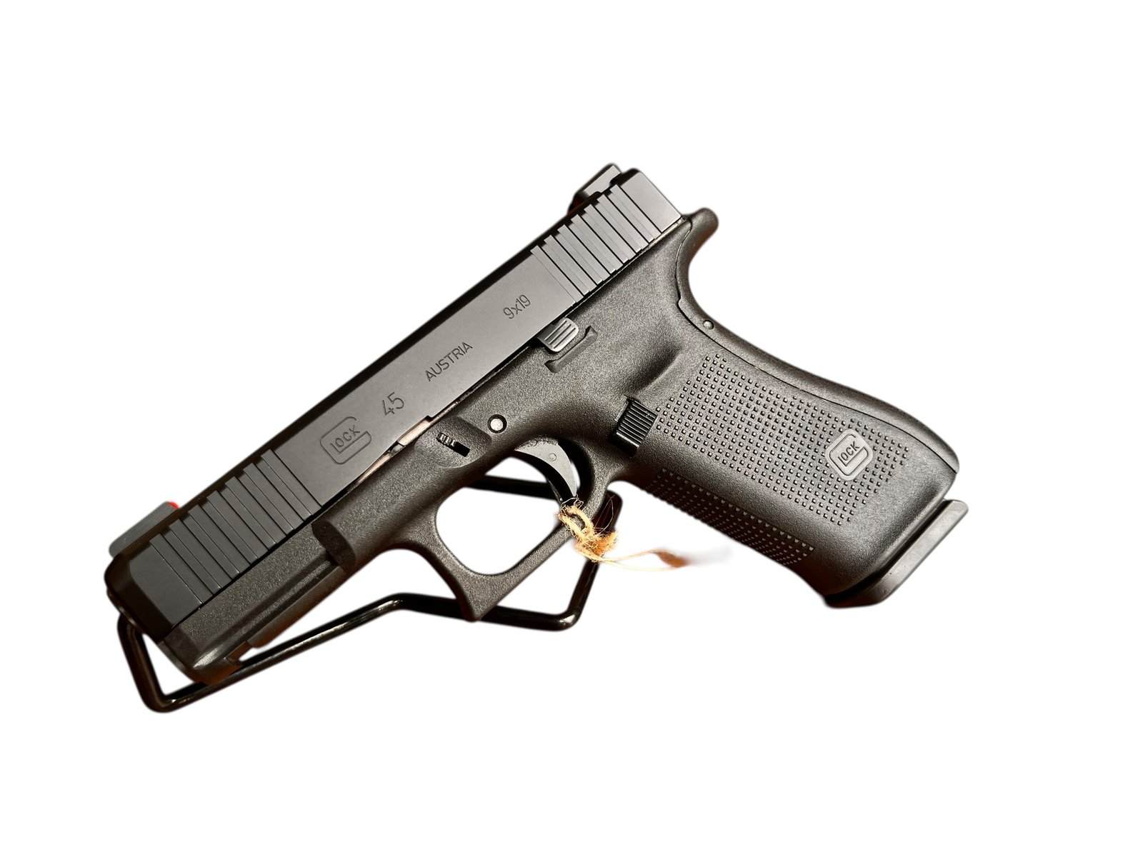 Używany pistolet Glock 45 z zamontowanymi światłowodowymi przyrządami celowniczymi.