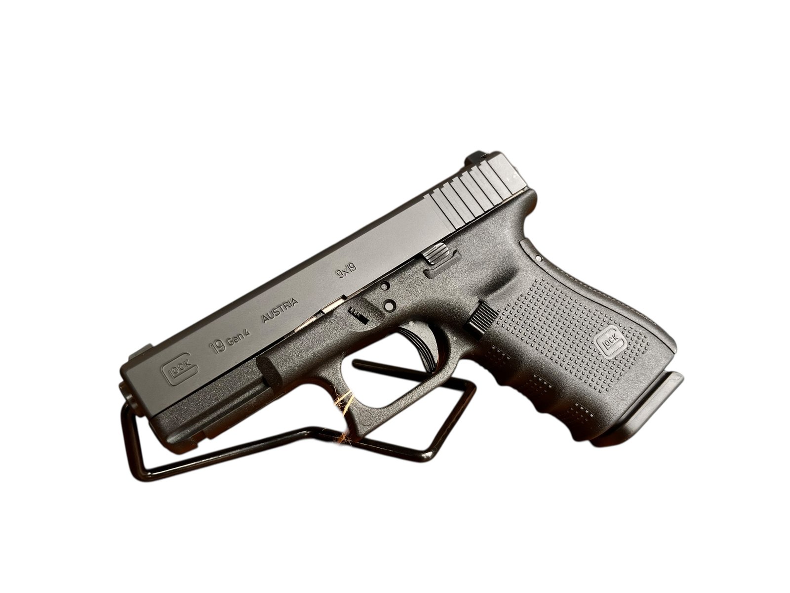 Używany pistolet Glock 19 Gen 4 w kalibrze 9x19 mm z zamontowanym klipsem do paska.