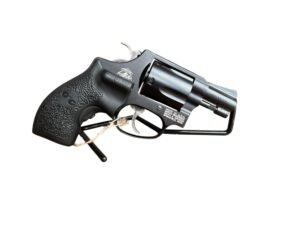 Używany rewolwer Smith & Wesson 37-2 Airweight z laserem Crimson Trace.