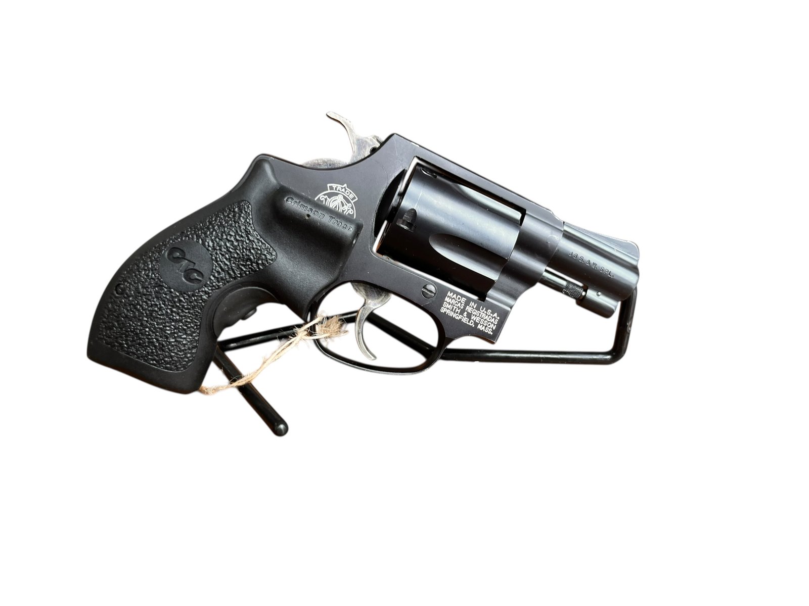 Używany rewolwer Smith & Wesson 37-2 Airweight z laserem Crimson Trace.