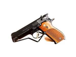 Używany pistolet Smith & Wesson 39-2 z 1973 roku, z drewnianymi okładzinami.