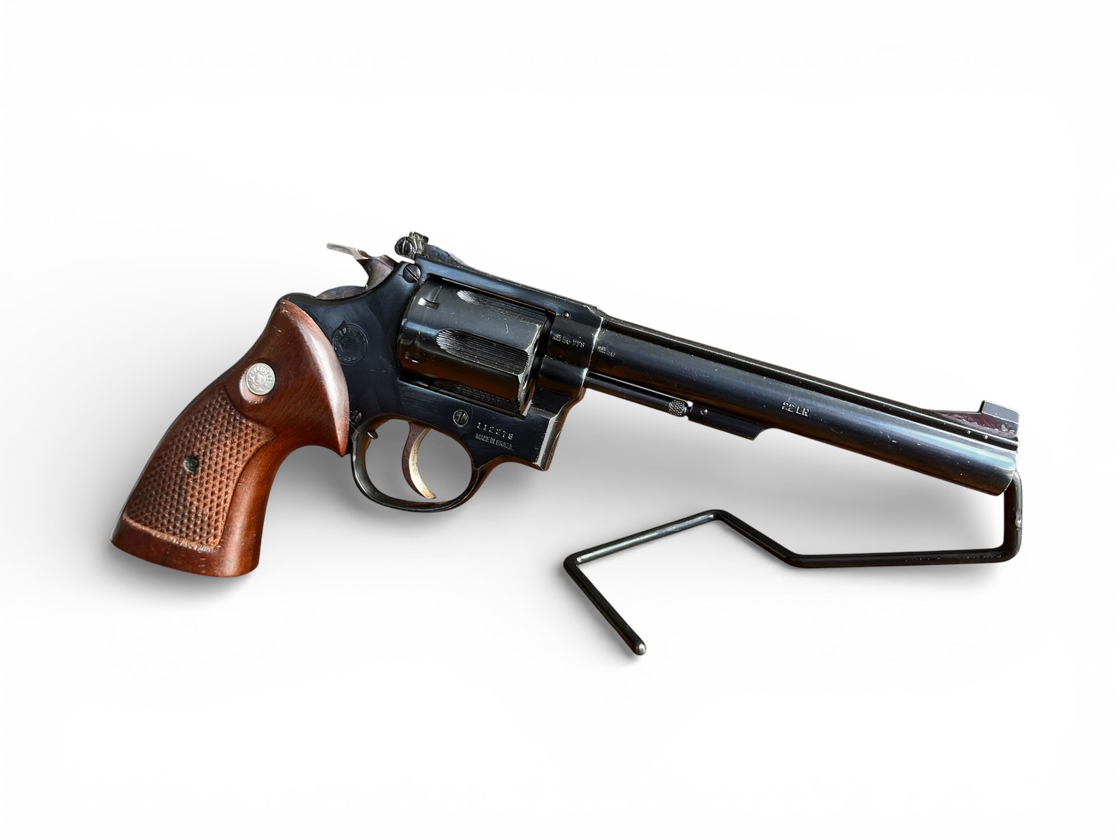 Używany rewolwer Taurus w kalibrze .22 LR z długą lufą.