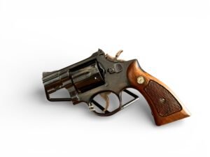 Używany rewolwer Smith & Wesson 15-3 z 2-calową lufą z 1976 roku.