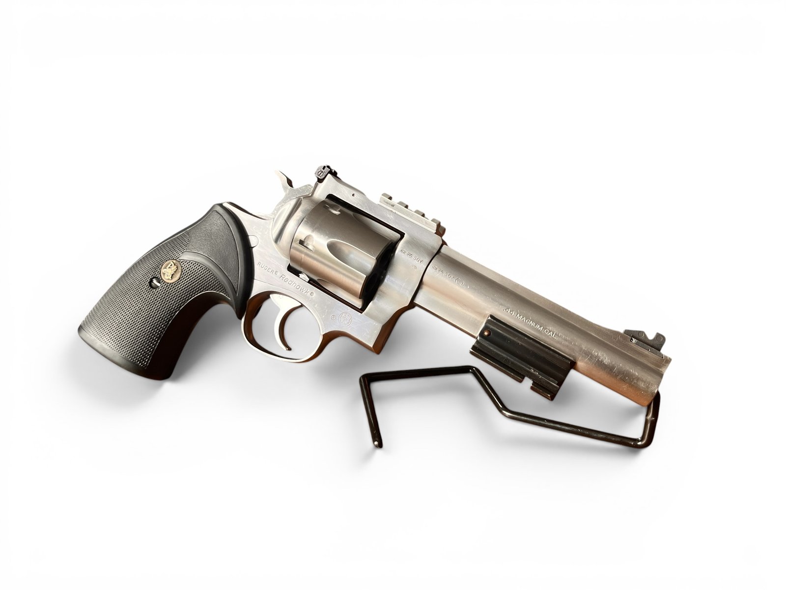 Rewolwer Ruger Redhawk Inox w kalibrze .44 Magnum z zamontowaną szyną pod kolimator.