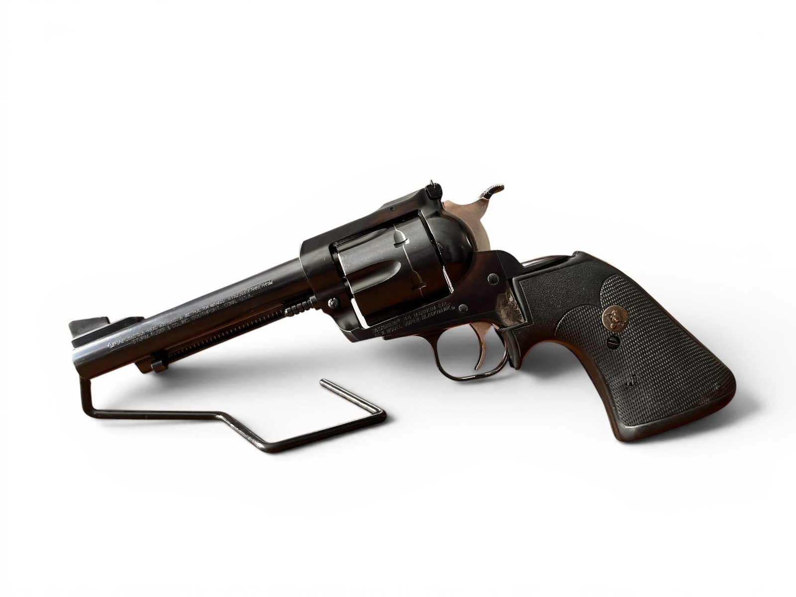 Rewolwer Ruger Super Blackhawk w kalibrze .44 Magnum, klasyczna oksydowana konstrukcja z drewnianymi okładzinami.