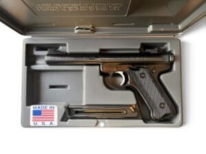 Pistolet Ruger Target MK II w kalibrze .22lr z grubą, sportową lufą typu bull barrel.