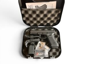 Pistolet Glock 17 Gen 4 w kalibrze 9x19mm z pełnym zestawem fabrycznym i dodatkowymi akcesoriami.