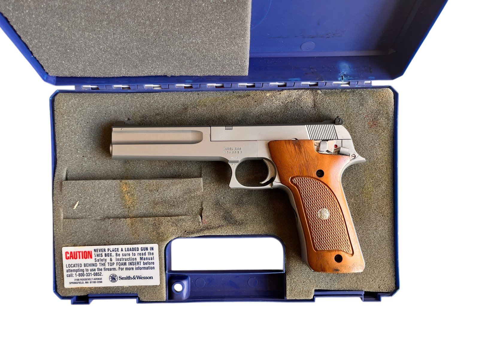 W pełni stalowy pistolet samopowtarzalny Smith & Wesson 2206 w kalibrze .22lr.