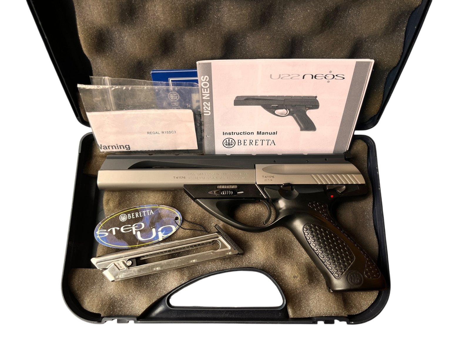 Futurystyczny pistolet samopowtarzalny Beretta U22 Neos w kalibrze .22lr ze zintegrowaną szyną Weaver.