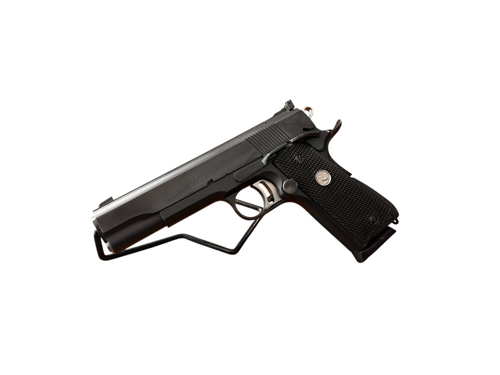 Klasyczny pistolet Colt 1911 National Match w kalibrze .45 ACP z regulowanymi przyrządami celowniczymi.