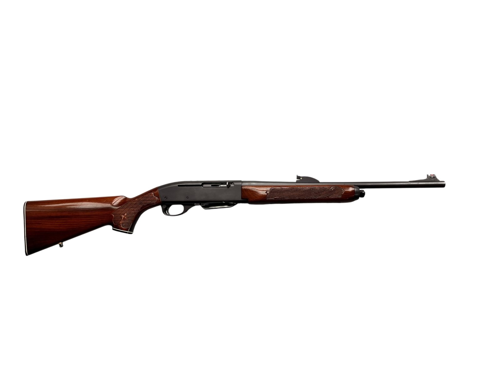 Myśliwski karabin samopowtarzalny Remington 7400 w kalibrze 30-06 Springfield z klasyczną drewnianą osadą.