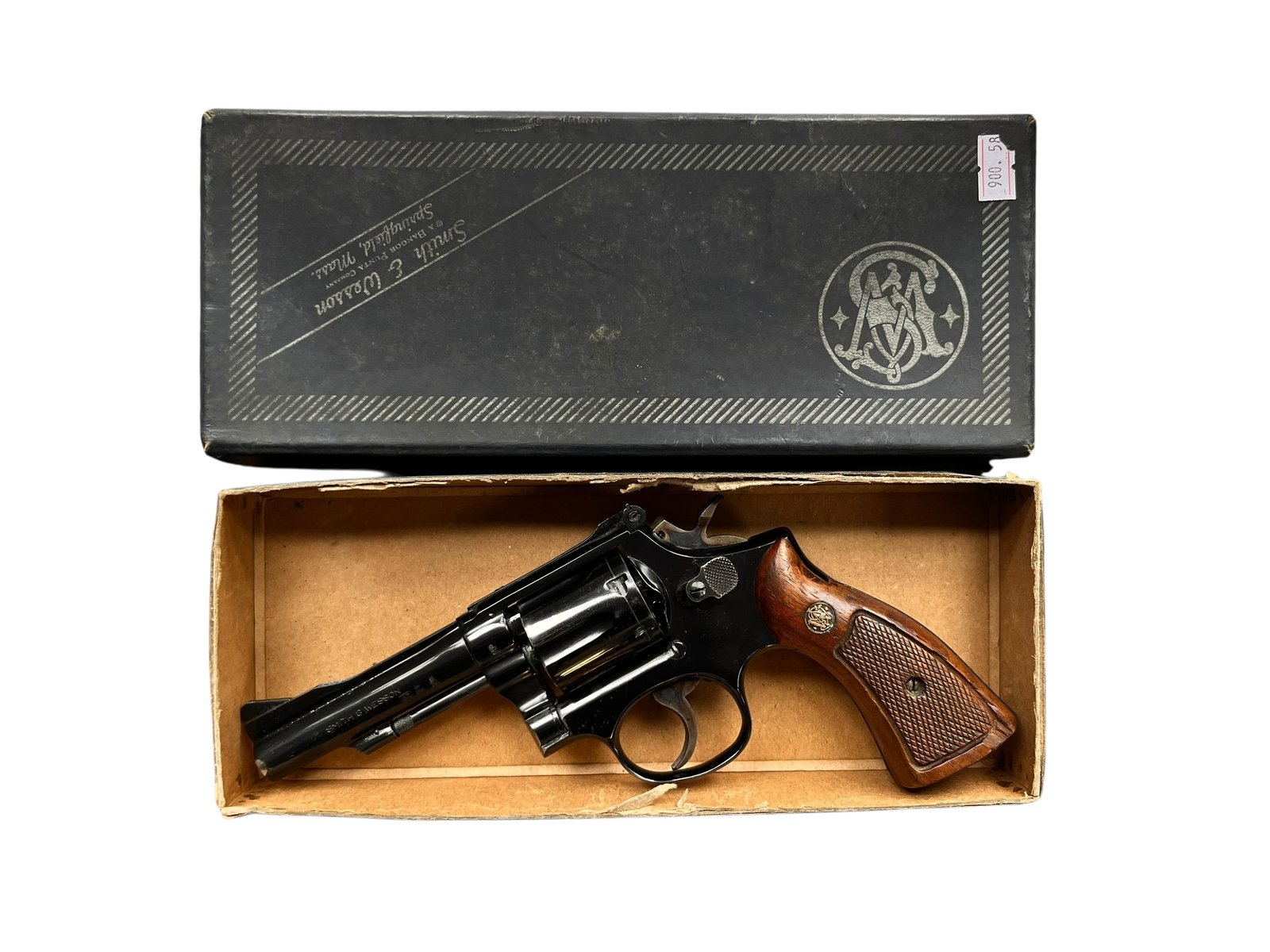 Klasyczny rewolwer Smith & Wesson 15-3 Combat Masterpiece w kalibrze .38 Special z 4-calową lufą.