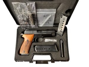 Klasyczny pistolet samopowtarzalny Sig Sauer P220 w kalibrze .45 ACP z bogatym zestawem akcesoriów.