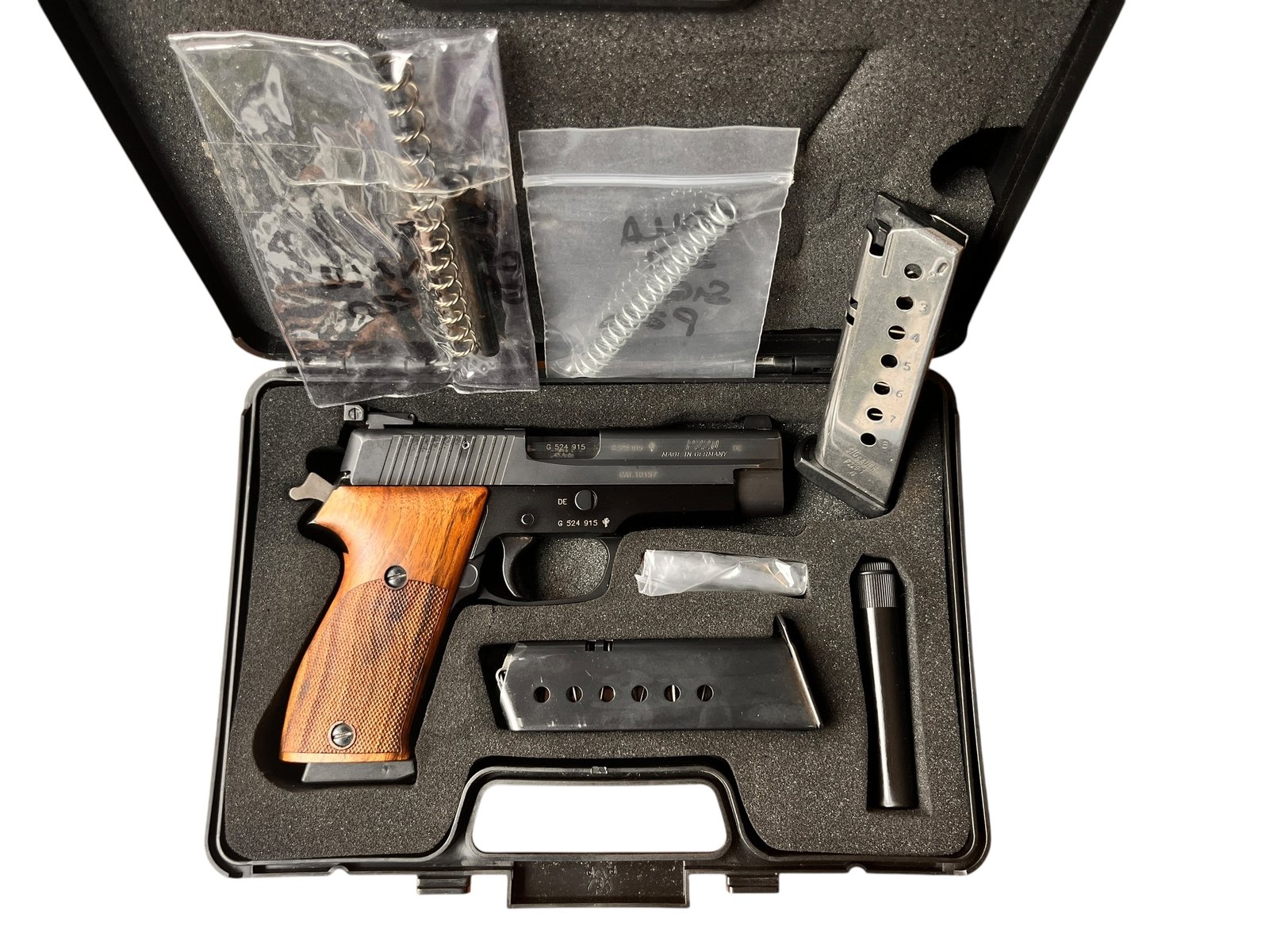 Klasyczny pistolet samopowtarzalny Sig Sauer P220 w kalibrze .45 ACP z bogatym zestawem akcesoriów.