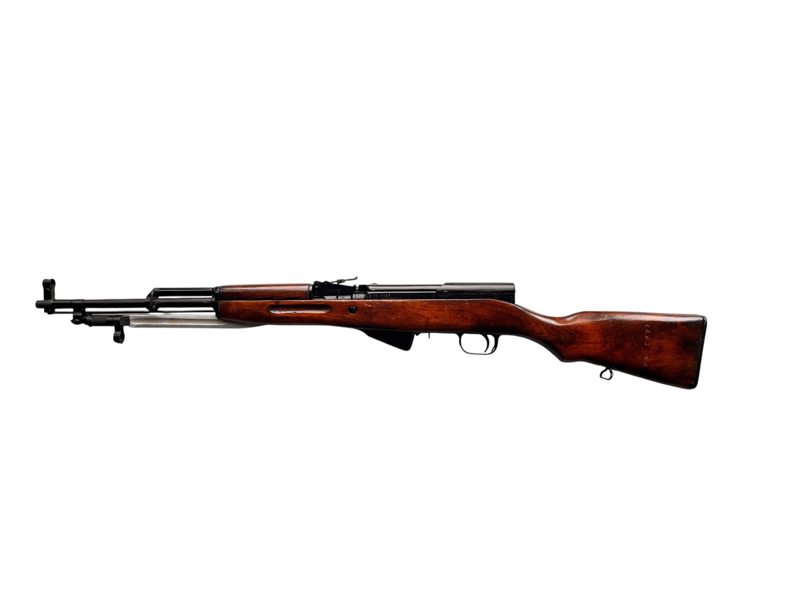 Kolekcjonerski karabin samopowtarzalny Simonov SKS z 1950 roku w kalibrze 7,62x39 mm, z rozłożonym bagnetem.